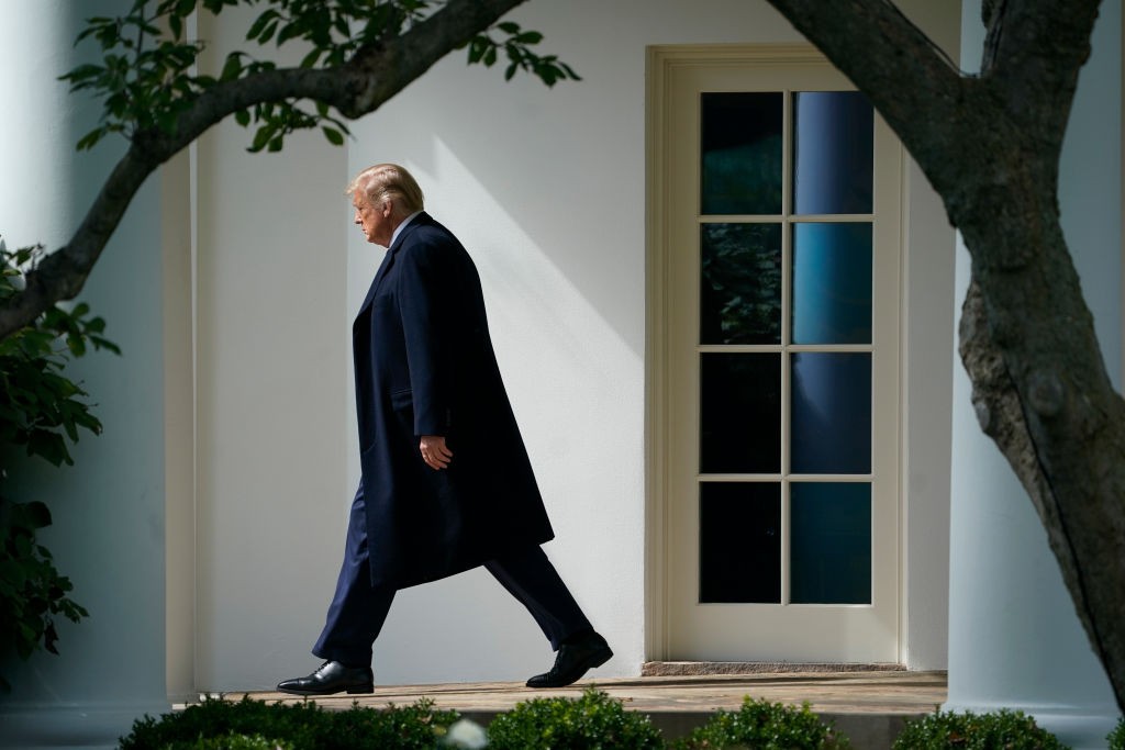 WASHINGTON, DC - OCTOBER 01: U.S. President Donald Trump exits the Oval Office and walks to Marine One on the South Lawn of the White House on October 1, 2020 in Washington, DC. President Trump is traveling to Bedminster, New Jersey on Thursday for a roun (Foto: Getty Images)