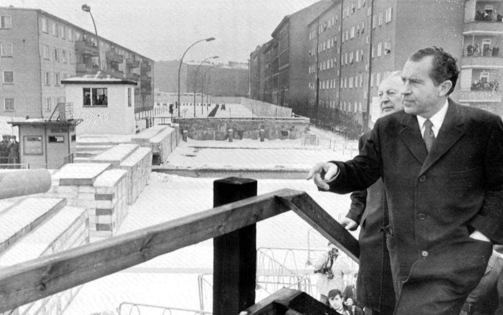 O presidente dos EUA Richard Nixon sobe em plataforma para observar o lado comunista de Berlim por cima do muro, em foto de fevereiro de 1969. Atrás dele, o chanceler alemão Kurt Kiesinger — Foto: AP/Arquivo