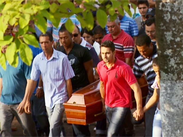 Sargento da PM morto em queda de helicóptero em Fama é enterrado na cidade (Foto: Carlos Cazelato / EPTV)