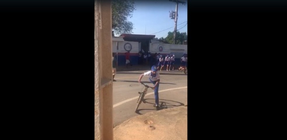 Vídeos mostram correria e desespero de alunos após ataque que terminou com cadeirante morta em escola na Bahia — Foto: Reprodução/Redes Sociais