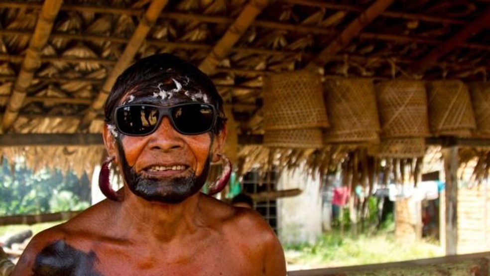 Ancião que trocou óculos escuros por flechas com um dos pesquisadores (Foto: BBC)