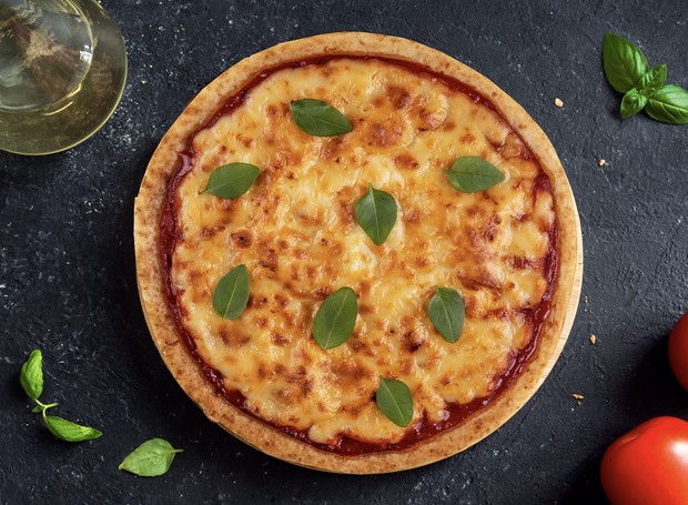 A pizza com massa de pão de queijo pode levar recheio marguerita ou outro de sua preferência (Foto: NUU Alimentos / Divulgação)