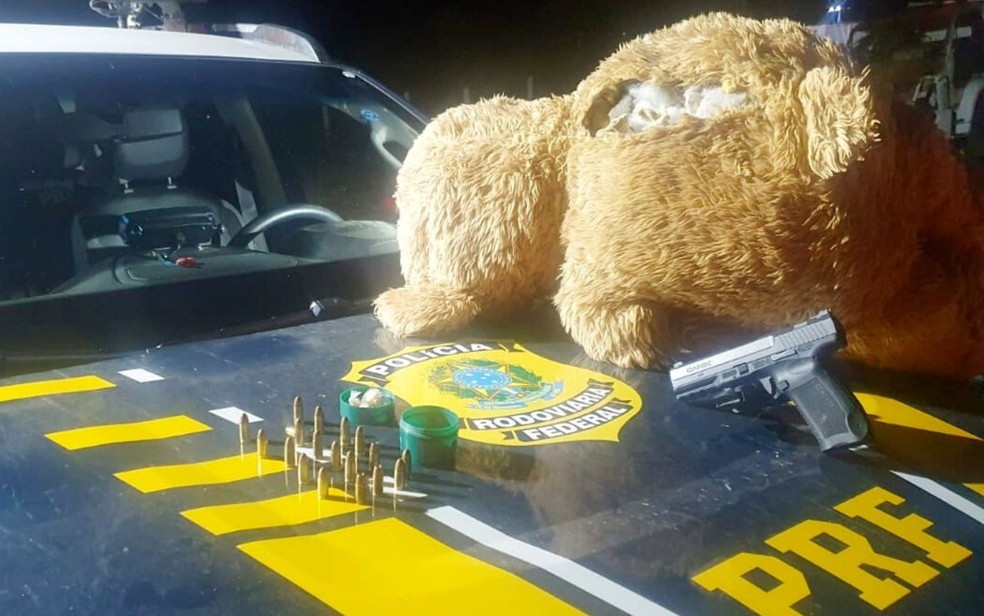 Arma foi achada dentro de urso de pelúcia em Salgueiro, no Sertão de Pernambuco — Foto: PRF/Divulgação