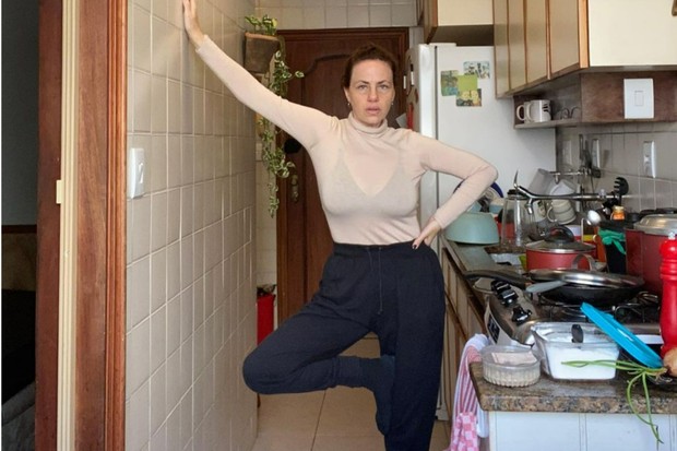 Karine Teles posa na cozinha de casa (Foto: Instagram/Reprodução)