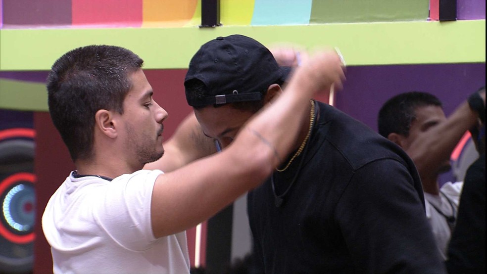 Arthur Aguiar imunizou Paulo Andr&eacute; &mdash; Foto: Globo