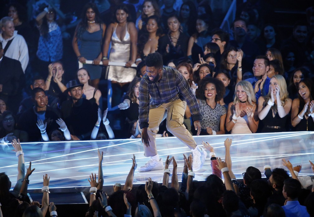 Khalid comemora prêmio de Artista Revelação (Foto: REUTERS/Mario Anzuoni)