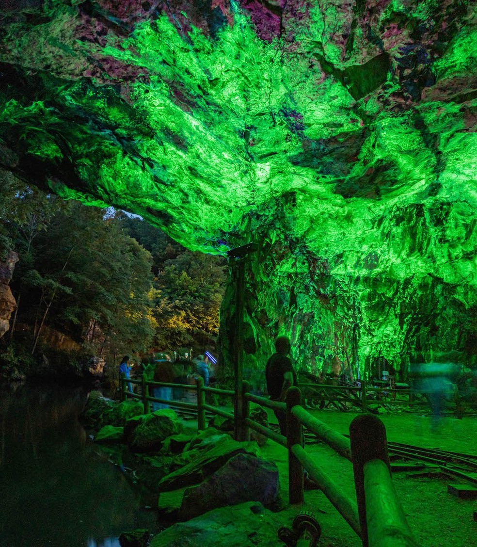 A hialita brilhante encanta os visitantes da mina Bon Ami — Foto: Emerald Village