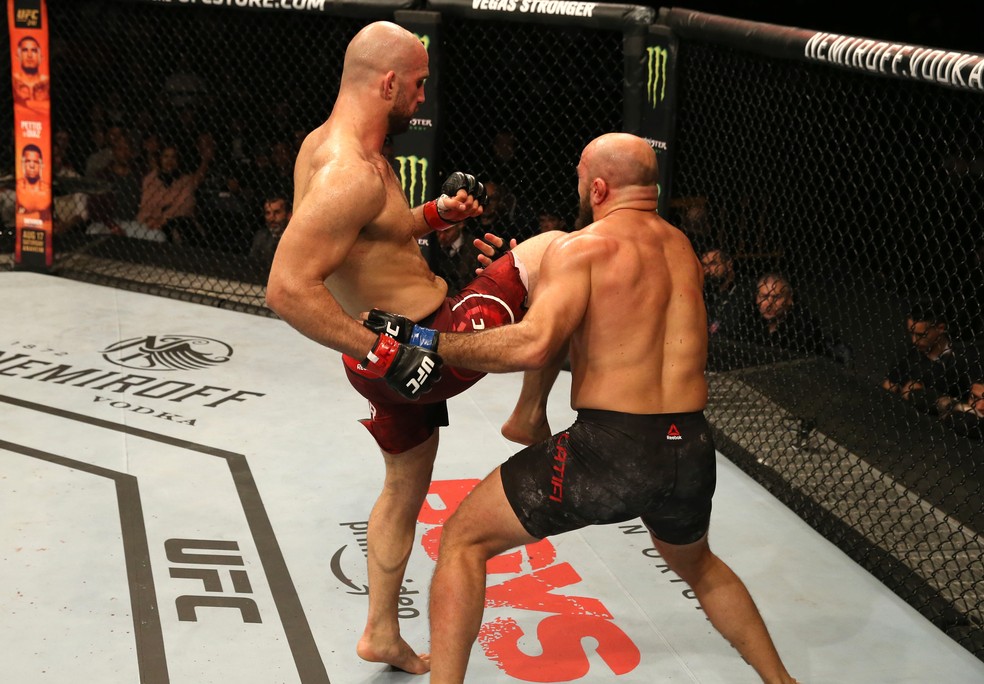 Volkan Oezdemir acerta a joelhada que nocauteou Ilir Latifi no UFC MontevidÃ©u â?? Foto: Getty Images