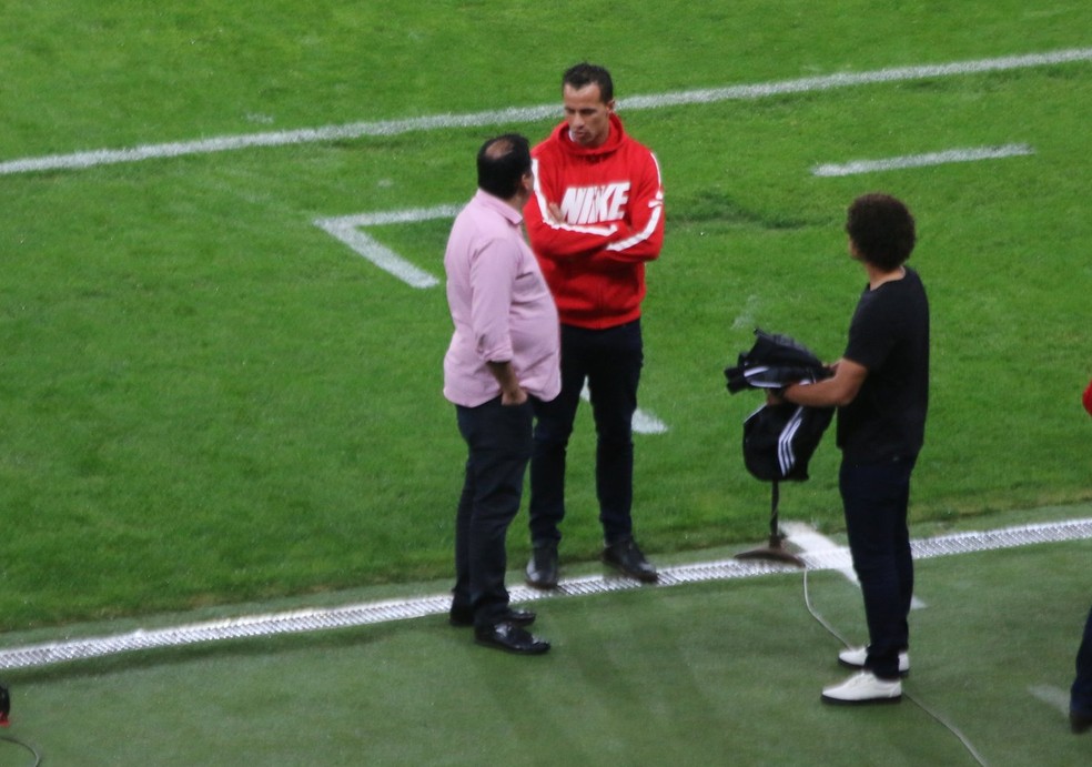 Ao lado de Camilo (D), Damião surgiu no gramado do Beira-Rio nesta terça (Foto: Eduardo Deconto / GloboEsporte.com)