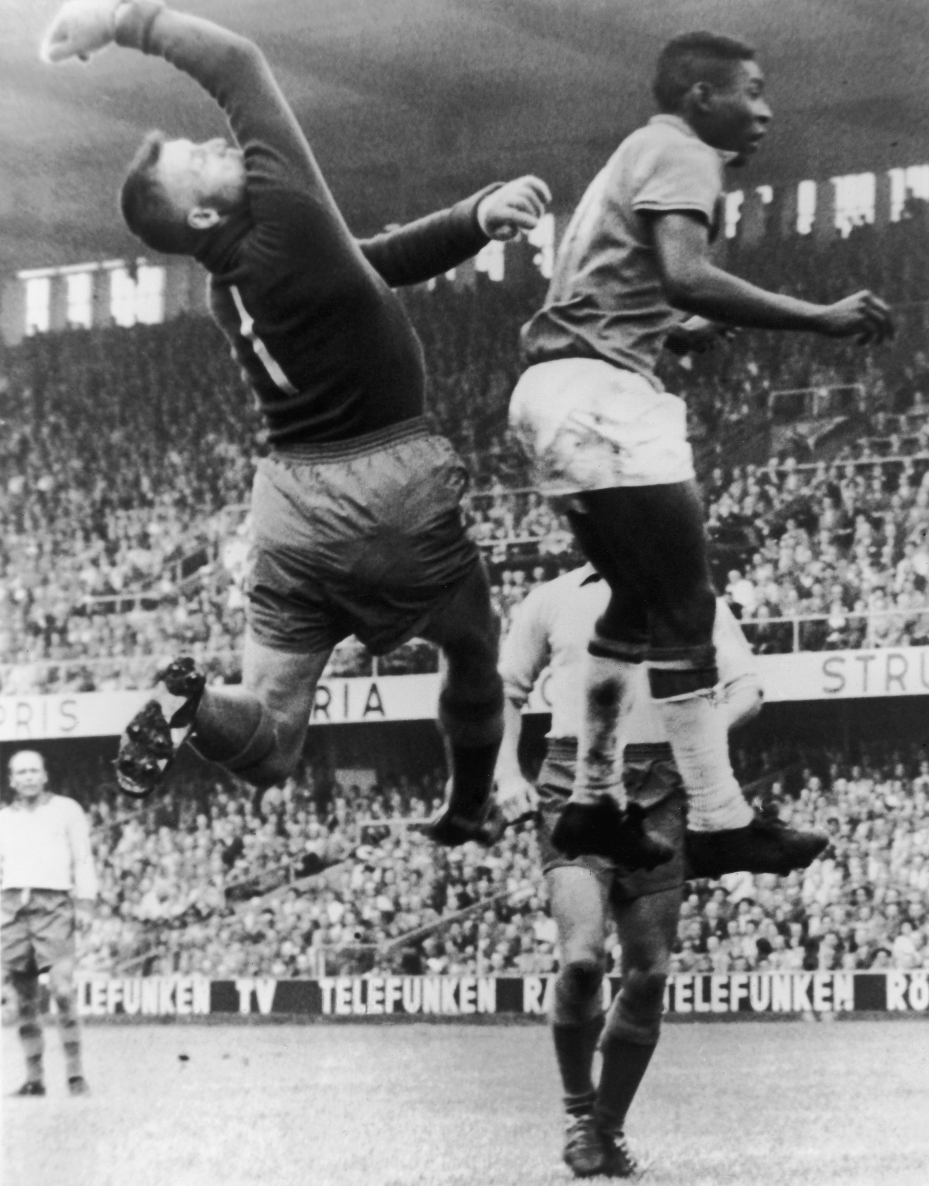 No ar: Pel na Copa de 1958 (Foto: Getty Images)