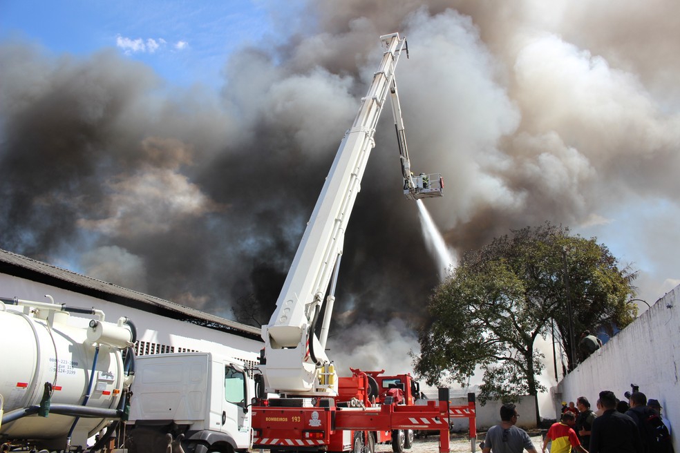 Ação do Corpo de Bombeiros do Piauí em incêndio na Zona Sul de Teresina — Foto: Rafaela Leal/G1