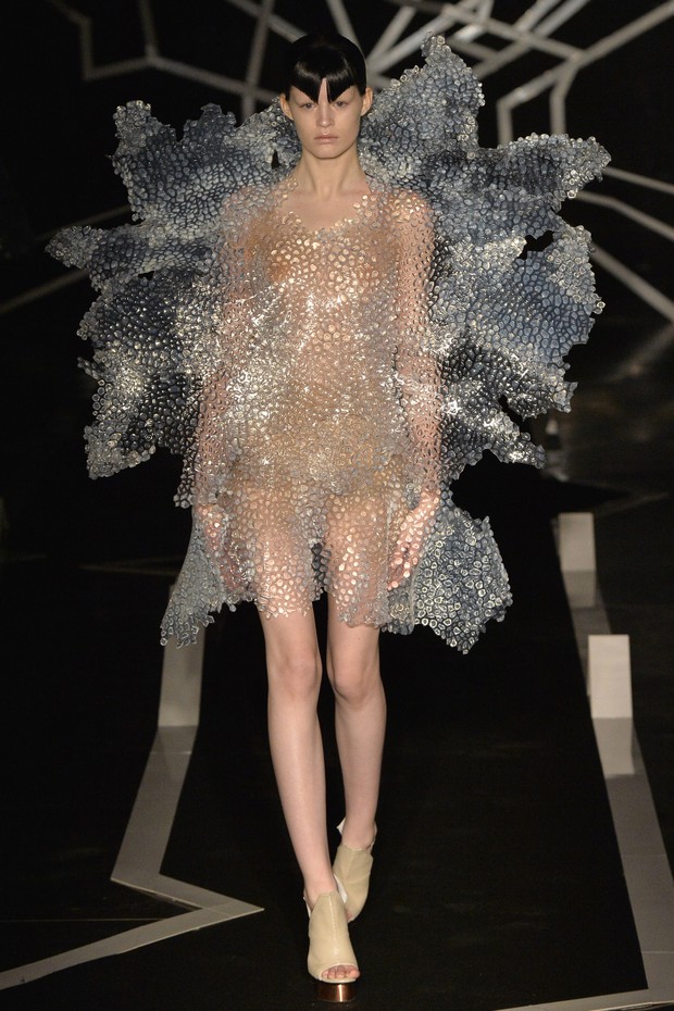 PARIS, FRANCE - JANUARY 23:  A model walks the runway at the Iris Van Herpen Spring Summer 2017 fashion show during Paris Haute Couture Fashion Week on January 23, 2017 in Paris, France.  (Photo by Catwalking/Getty Images) (Foto: Getty Images)