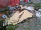 Morador reclama de acúmulo de lixo e bueiro quebrado em São Vicente, SP