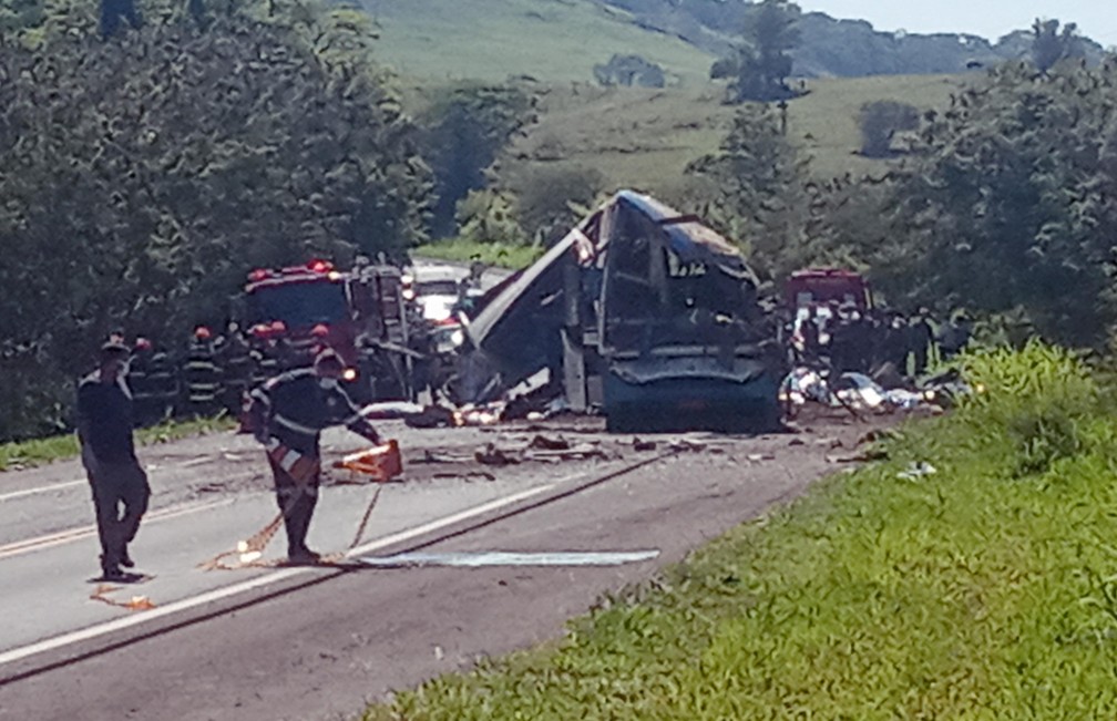 Grave acidente entre um ônibus e um caminhão provocou ao menos 40 mortes e deixou outras 12 pessoas gravemente feridas na manhã desta quarta-feira (25), na Rodovia Alfredo de Oliveira Carvalho, entre Taguaí e Taquarituba, na região de Avaré, no interior de São Paulo. — Foto: ADEMILSON TICO/FUTURA PRESS/ESTADÃO CONTEÚDO