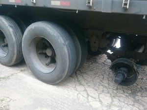 Rodado se desprendeu do eixo do caminhão (Foto: Divulgação/PRF)