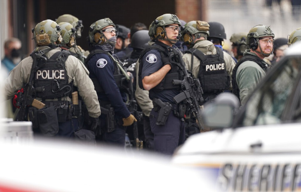 Policiais atendem a ocorrência com tiroteio em mercado de Boulder, no Colorado (EUA), nesta segunda (22) — Foto: David Zalubowski/AP Photo