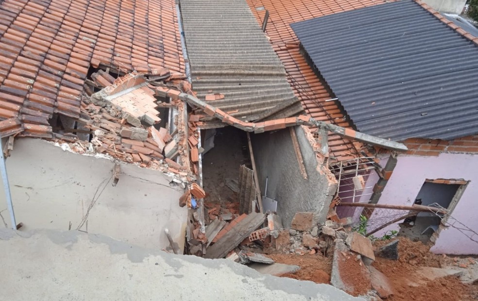 Muro desaba após forte chuva e atinge casas em Boituva — Foto: Defesa Civil 