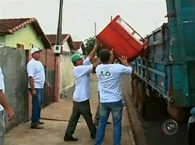 Em dois dias foram coletadas 83 toneladas de lixo em Manduri (SP). (Foto: Reprodução TV TEM)