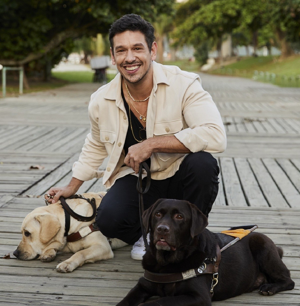 O ator e apresentador João Vicente de Castro é tutor de três cães: Jude, Chica e Milka (Foto: Guto Costa/ Divulgação )