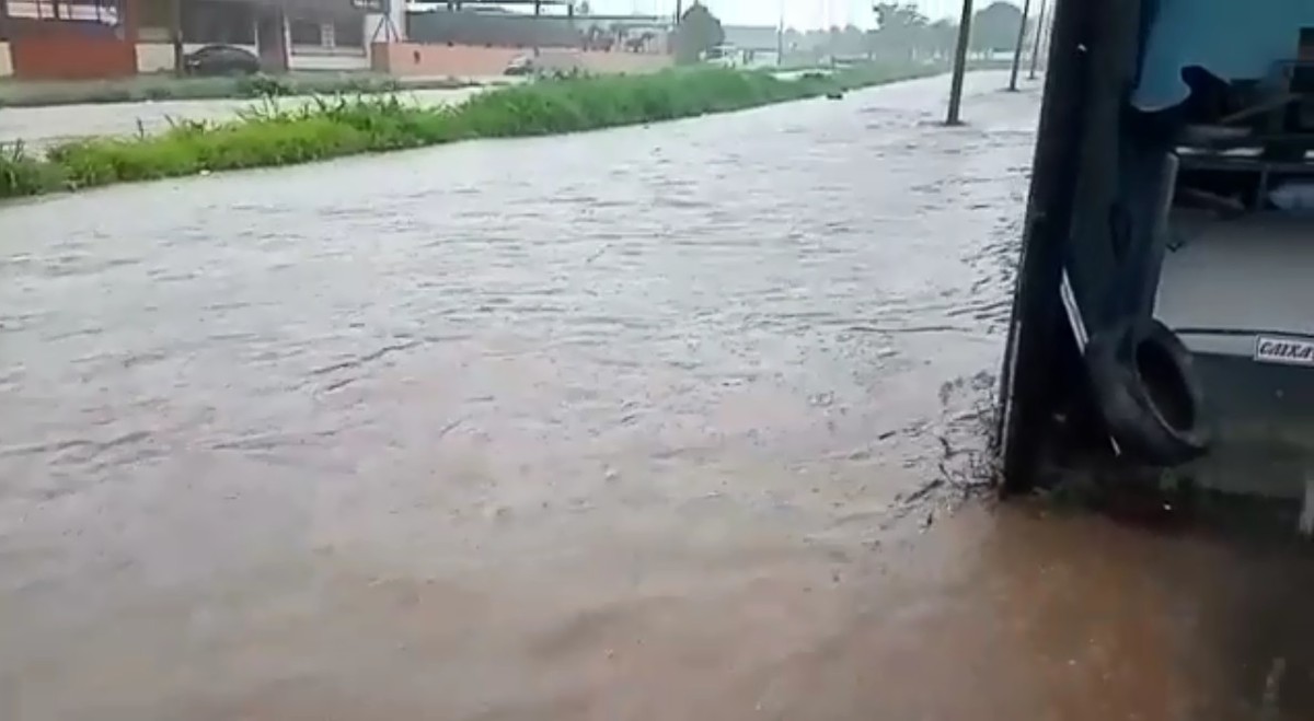 Chuva Forte Faz Córrego Transbordar Em Novo Horizonte E Deixa Casas Alagadas Em Jales São José 