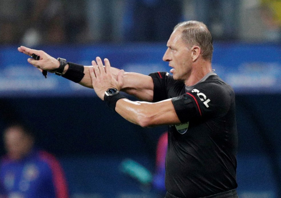 Néstor Pitana anula gol do Chile por toque no braço após consulta ao VAR — Foto: REUTERS/Ueslei Marcelino