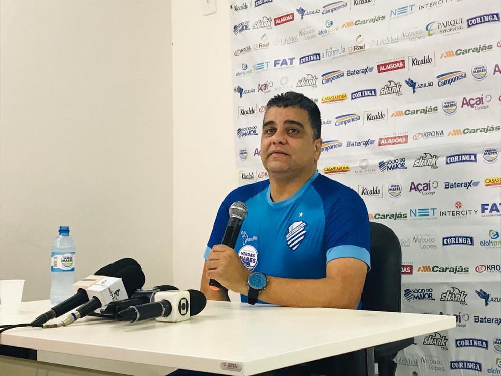 Marcelo Cabo ainda não definiu o time para o duelo com o Avaí — Foto: Viviane Leão - GloboEsporte.com