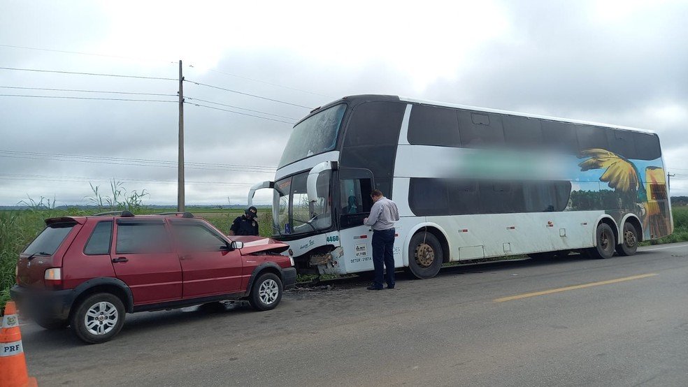 Motorista morre após colidir com ônibus de viagem na BR-364, em RO — Foto: PRF/DIVULGAÇÃO