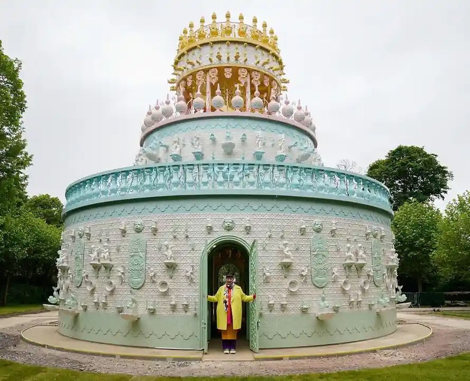 Escultura de bolo de casamento de 12 metros de altura ser inaugurado na Inglaterra e  revestido por azulejos