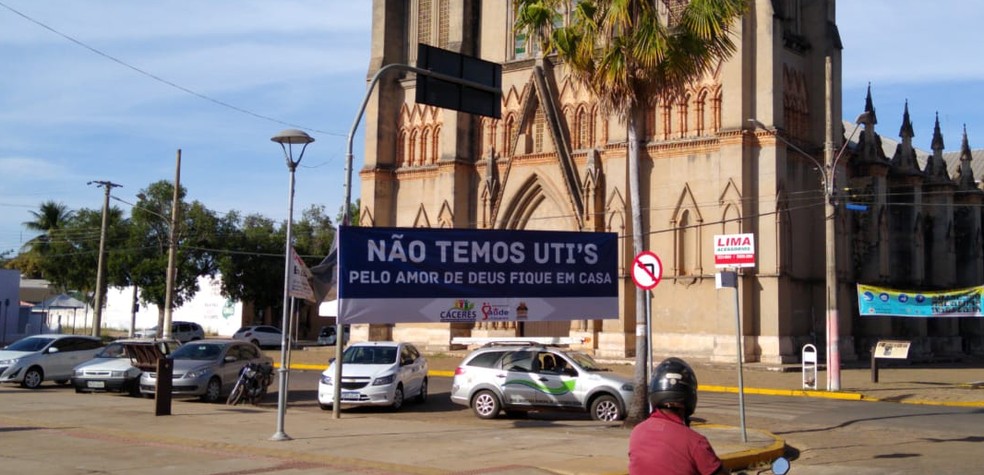 "Não temos UTI. Pelo amor de Deus fique em casa", diz um dos cartazes — Foto: Jair Aparecido/Secretaria de Assistência Social de Cáceres