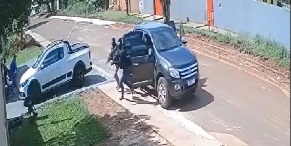 Criminosos chegaram armados de fuzis. — Foto: Reprodução
