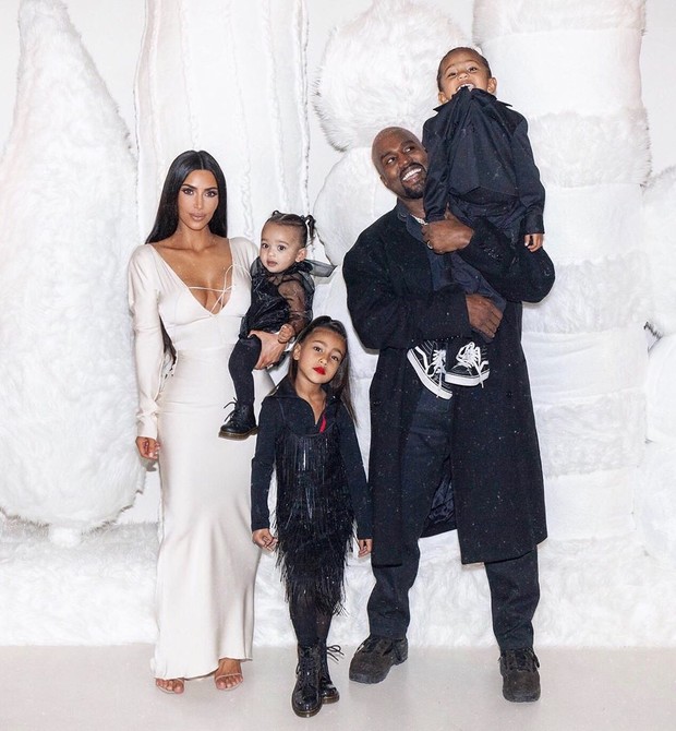 Kim Kardashian e Kenny West com os filhos (Foto: Reprodução Instagram)