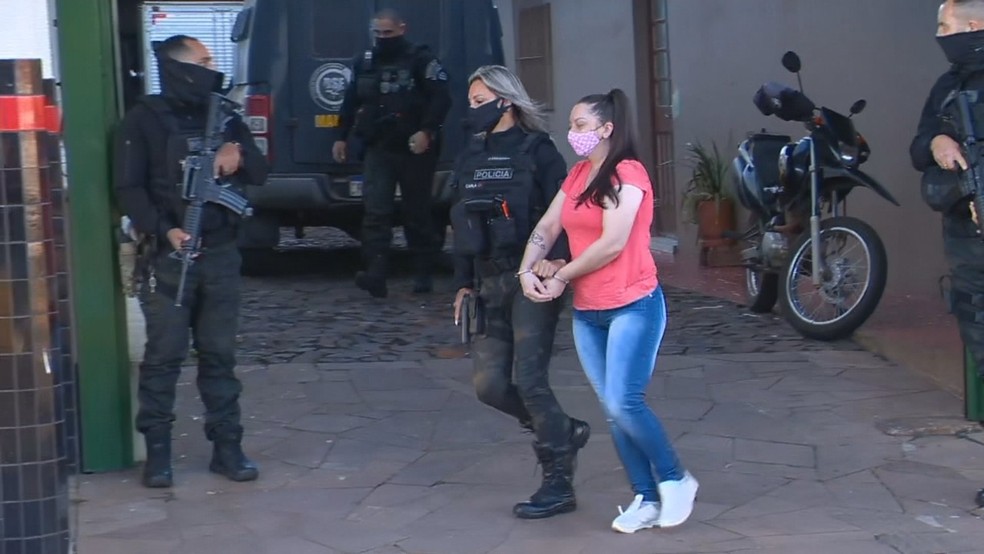 Alexandra Dougokenski, acusada do assassinato do filho, Rafael Winkes, de 11 anos, chega ao local do julgamento, em Planalto — Foto: RBS TV/Reprodução