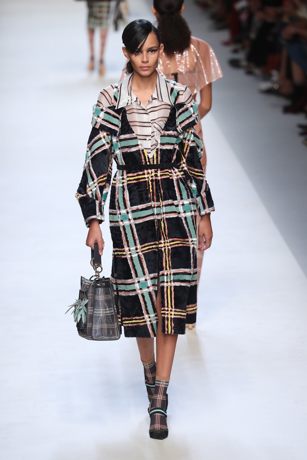 #SuzyMFW: Fendi Looks Back to Futurism - Vogue | en