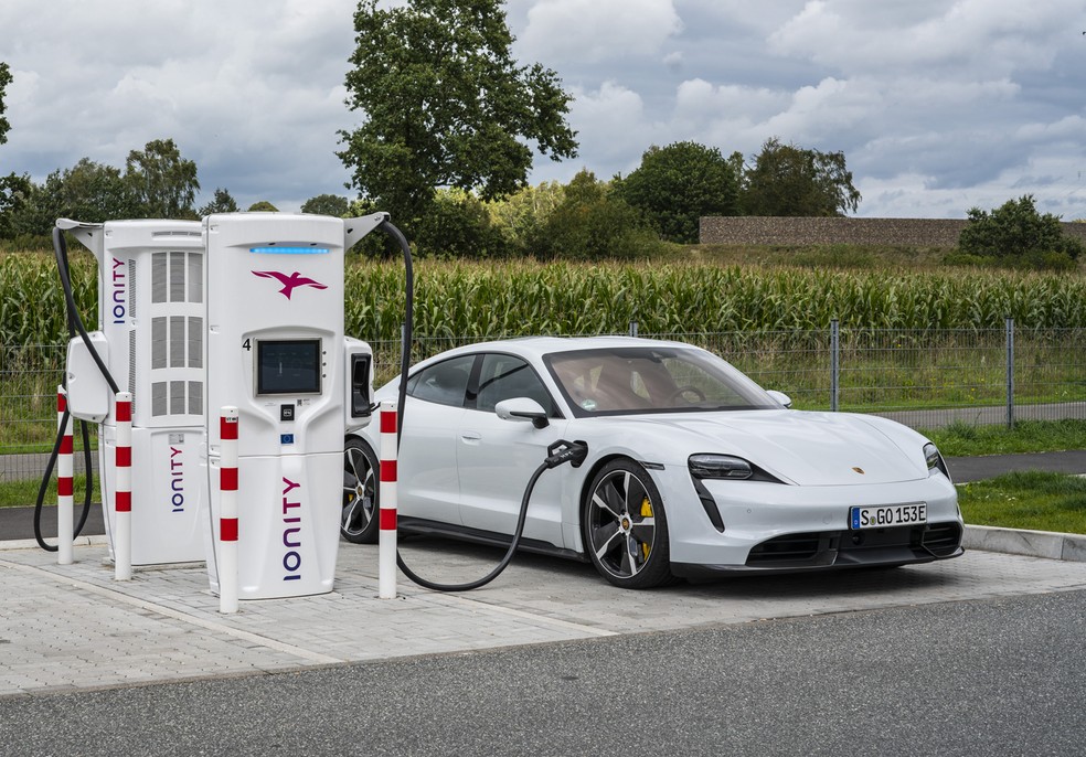 Nos carregadores Ionity, bateria do Porsche Taycan pode ir de 5% a 80% em menos de 25 minutos — Foto: Divulgação