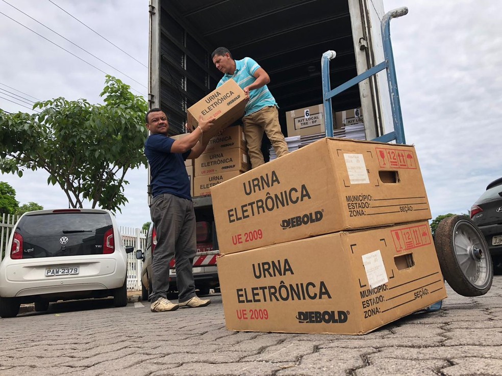 Urnas eletrônicas são levadas para local de votação no DF — Foto: Salvatore Casella/TV Globo