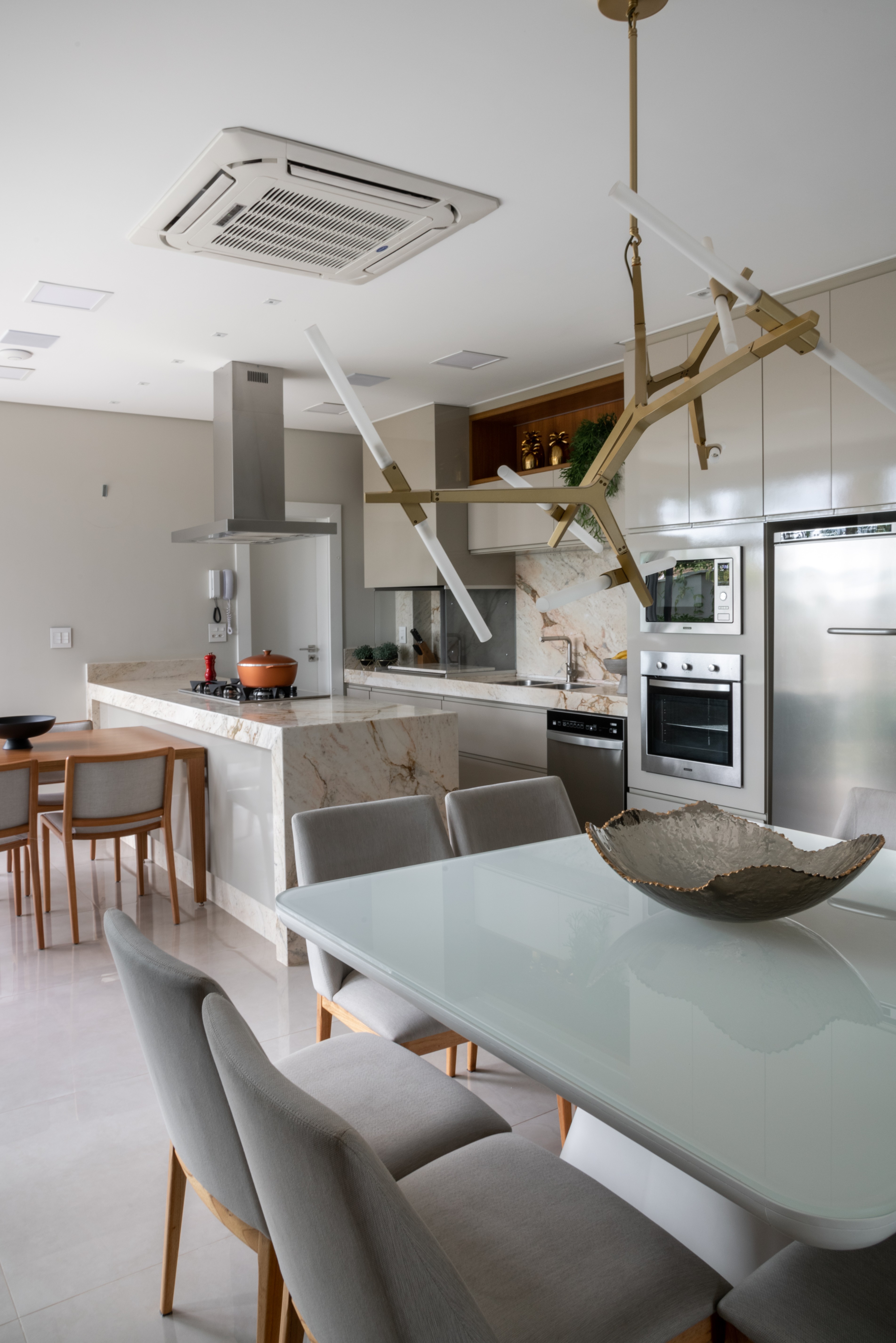 Décor do dia: bancada de mármore é destaque de cozinha integrada à sala de jantar  (Foto: Fávaro Jr.)