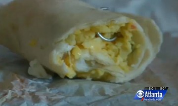 Vídeo mostra o pedaço que sobrou do burrito com o piercieng (Foto: Reprodução)