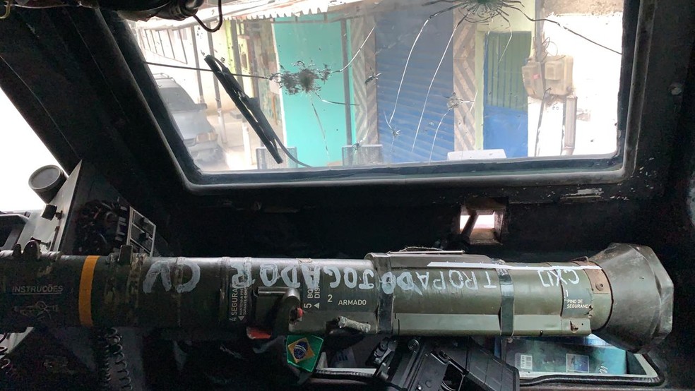 Policiais apreenderam bazuca em operação em comunidades de Belford Roxo, na Baixada Fluminense — Foto: Divulgação/ Polícia Civil