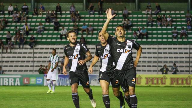 Roberto celebra gol da vitÃ³ria da Ponte no Sul 