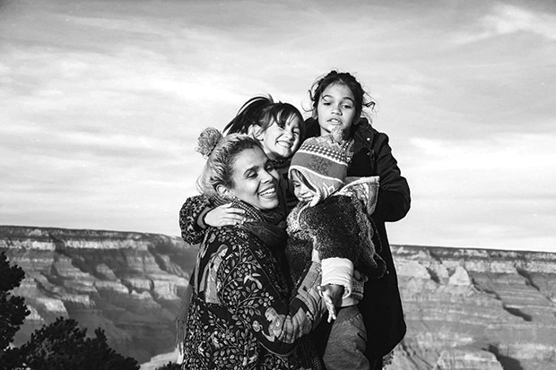 No Arizona, um dos 30 estados por onde passaram, mãe e filhos se deliciam com a paisagem e com os momentos em família (Foto: Família Reis)