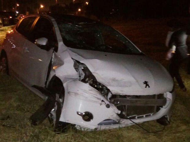 Mulher, acidente, capotamento, BR-116, Canoas (Foto: Paulo Ledur/RBS TV)