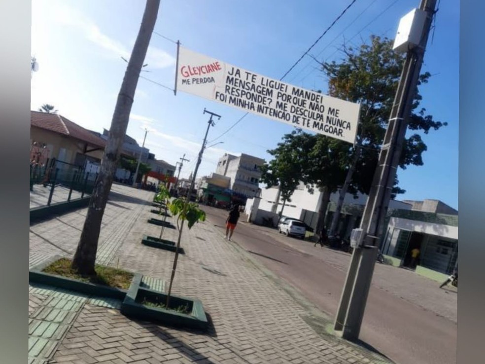 Microempresário estende faixa para tentar reconciliação com a ex-namorada na cidade de Marco, no interior do Ceará. — Foto: Arquivo pessoal