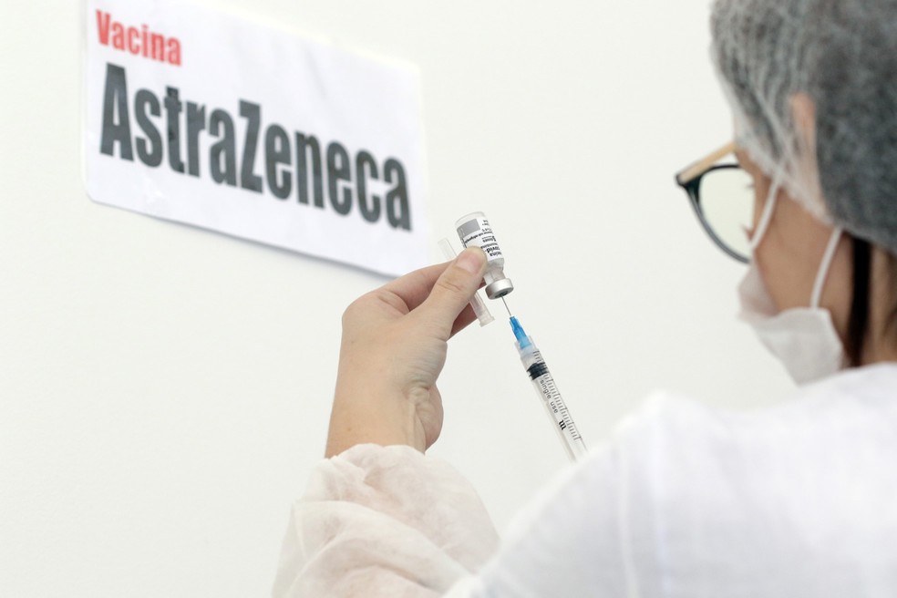 Servidora da Saúde do DF prepara dose de vacina AstraZeneca para aplicar, em imagem de arquivo — Foto: Sandro Araújo/ Agência Saúde