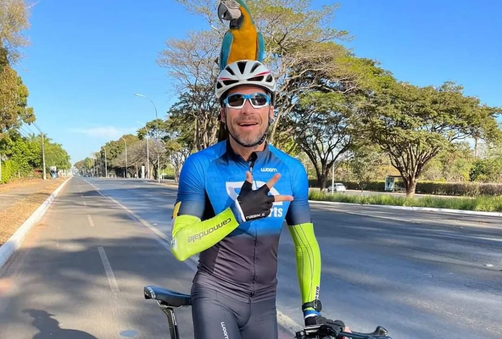 Leonardo Mota pousando para foto com arara no capacete. — Foto: Foto: arquivo pessoal 
