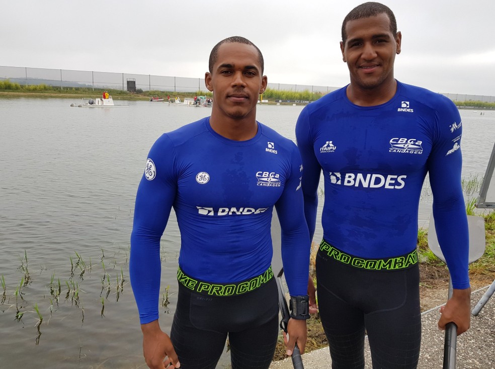 Erlon de Souza e Maico dos Santos após competirem na final B do C2 1000m do Mundial de canoagem velocidade (Foto: Helena Rebello)