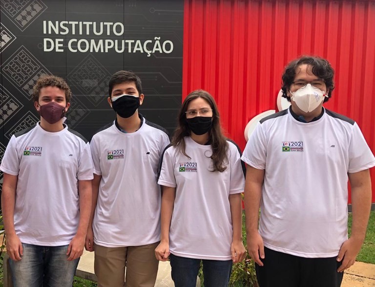 Equipo brasileño para la Olimpiada Internacional de Informática: Jan Matthews Tavares e Silva, Pedro Shinzato Chin, Carolina Moura Valle Costa y Luiz Enrique Yogi Delgado (Foto: Divulgación/Ministerio de Ciencia, Tecnología e Innovación)