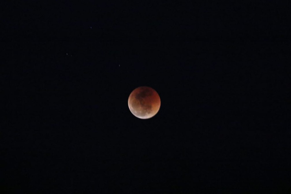 Eclipse lunar foi visto na Praia de Boa Viagem, na Zona Sul do Recife (Foto: Marlon Costa/Pernambuco Press)