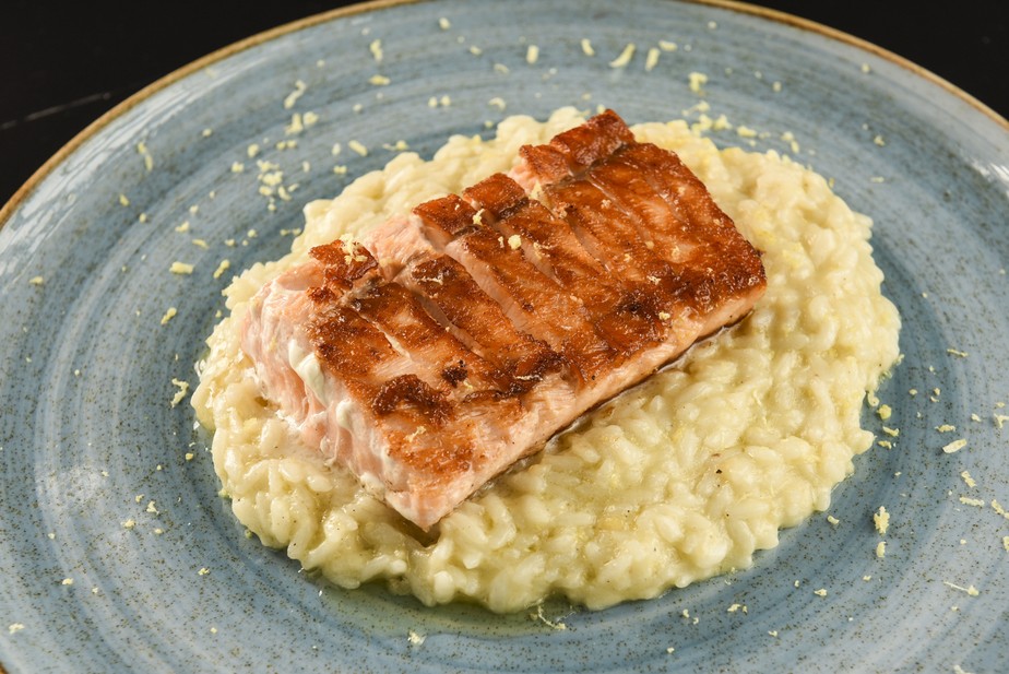 O salmão é um peixe rico em ômega-3 que ajuda a prevenir doenças cerebrais