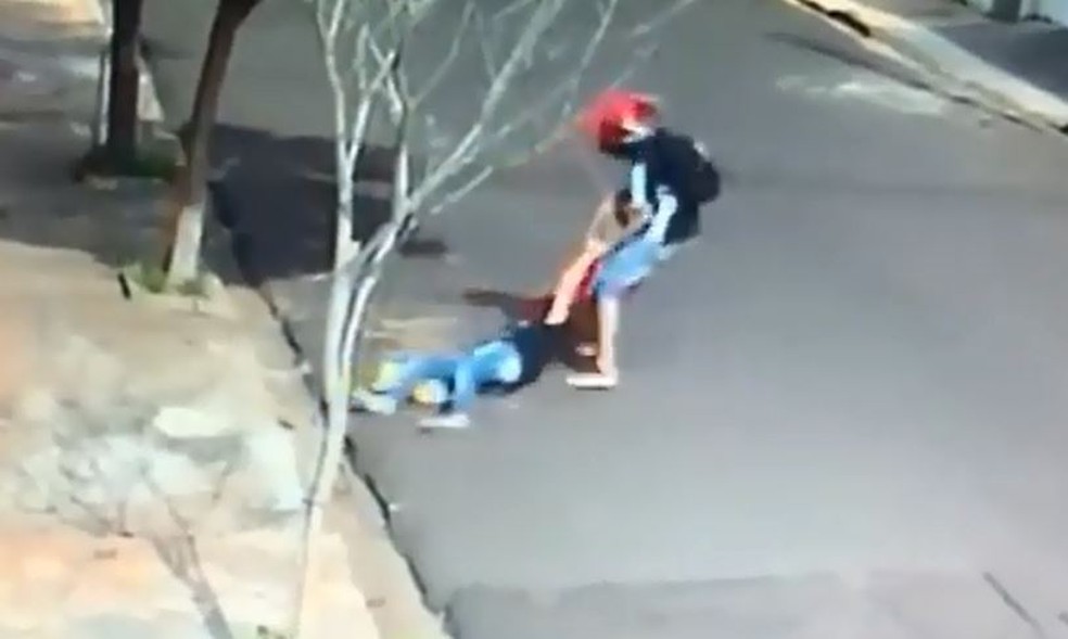Mulher é arrastada por adolescente durante assalto em Lençóis Paulista — Foto: Reprodução/Câmera de segurança