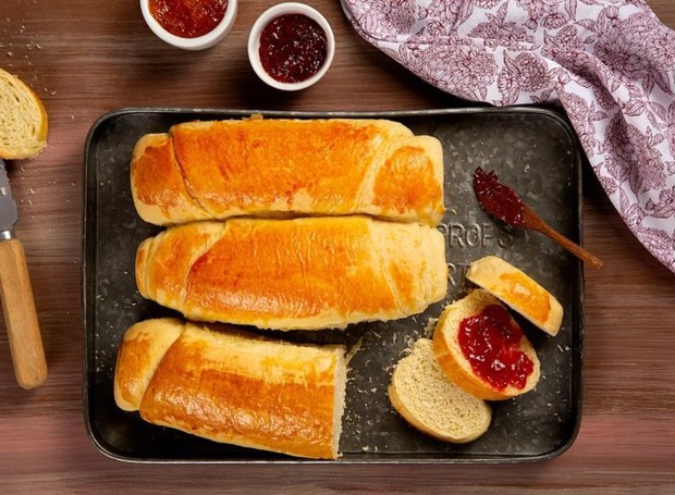 Pão caseiro com semolina pode ser acompanhado de geleias no café da manhã ou lanche da tarde (Foto: Luna Garcia/Estúdio Gastronômico/Divulgação)